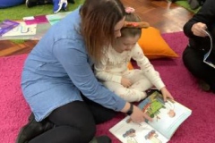 17-y1-reading-together